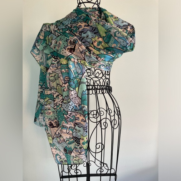 Silk scarf/wrap  in blue, turquoise, white, green and black animal “cat print - Picture 5 of 10